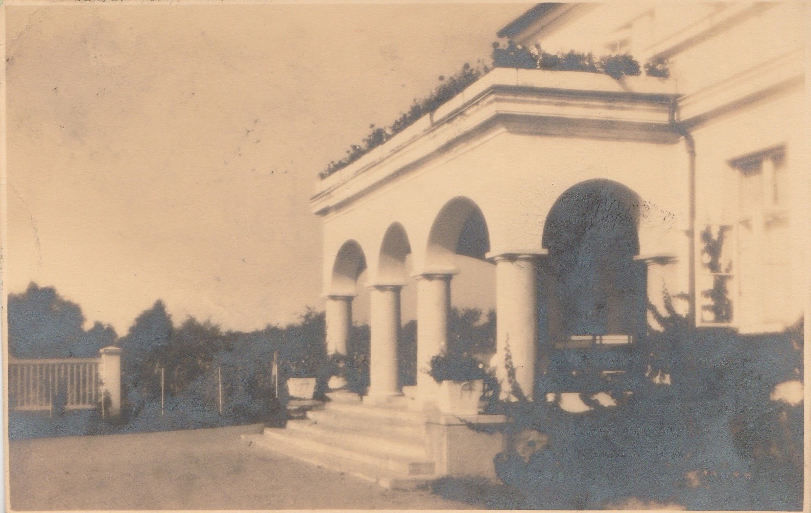 Képeslap, feltehetően keszthelyi épület fotójával (Tapolcai Városi Múzeum CC BY-NC-SA)