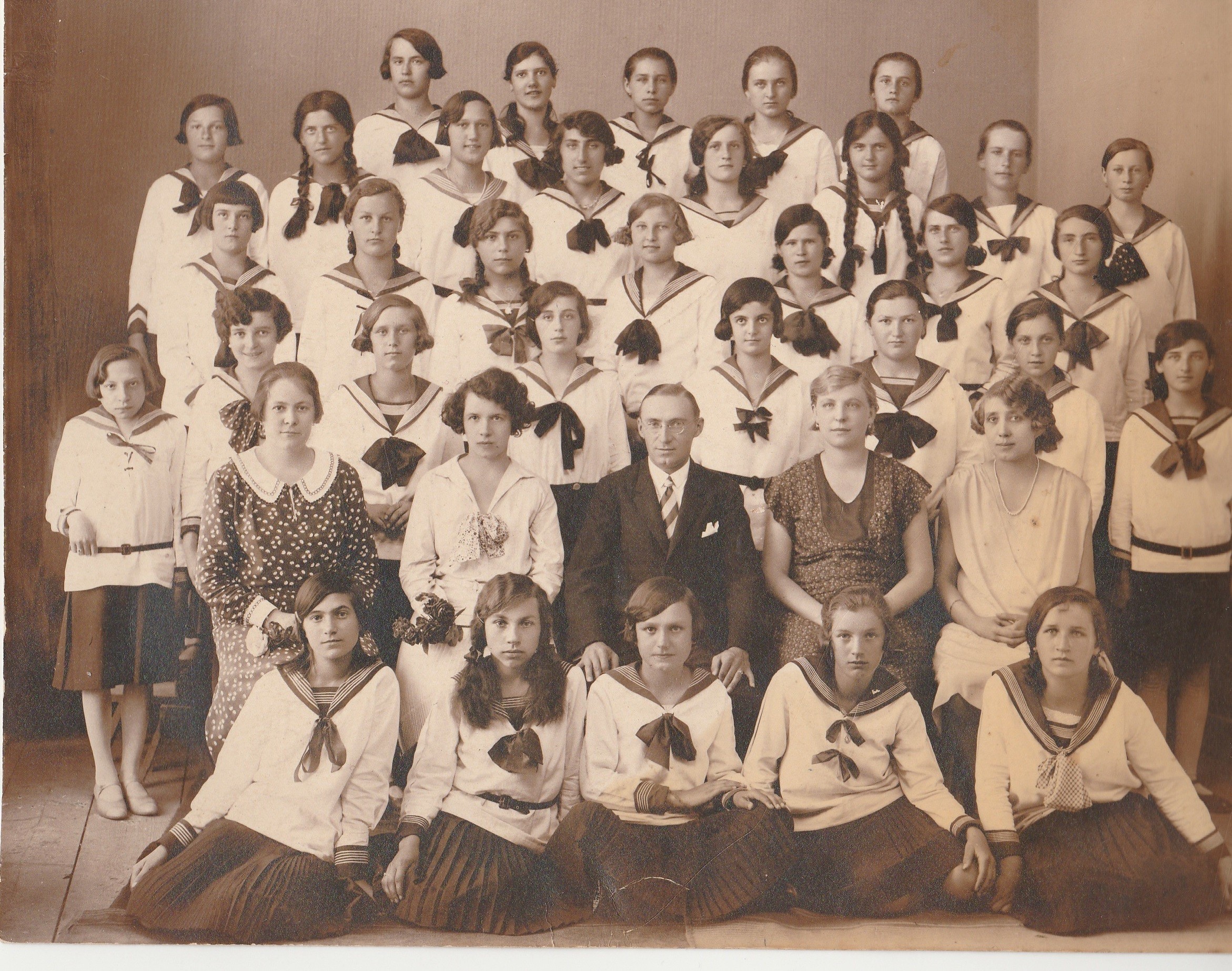 A tapolcai Állami Polgári Leányiskola IV. osztálya 1929/30 (Tapolcai Városi Múzeum CC BY-NC-SA)