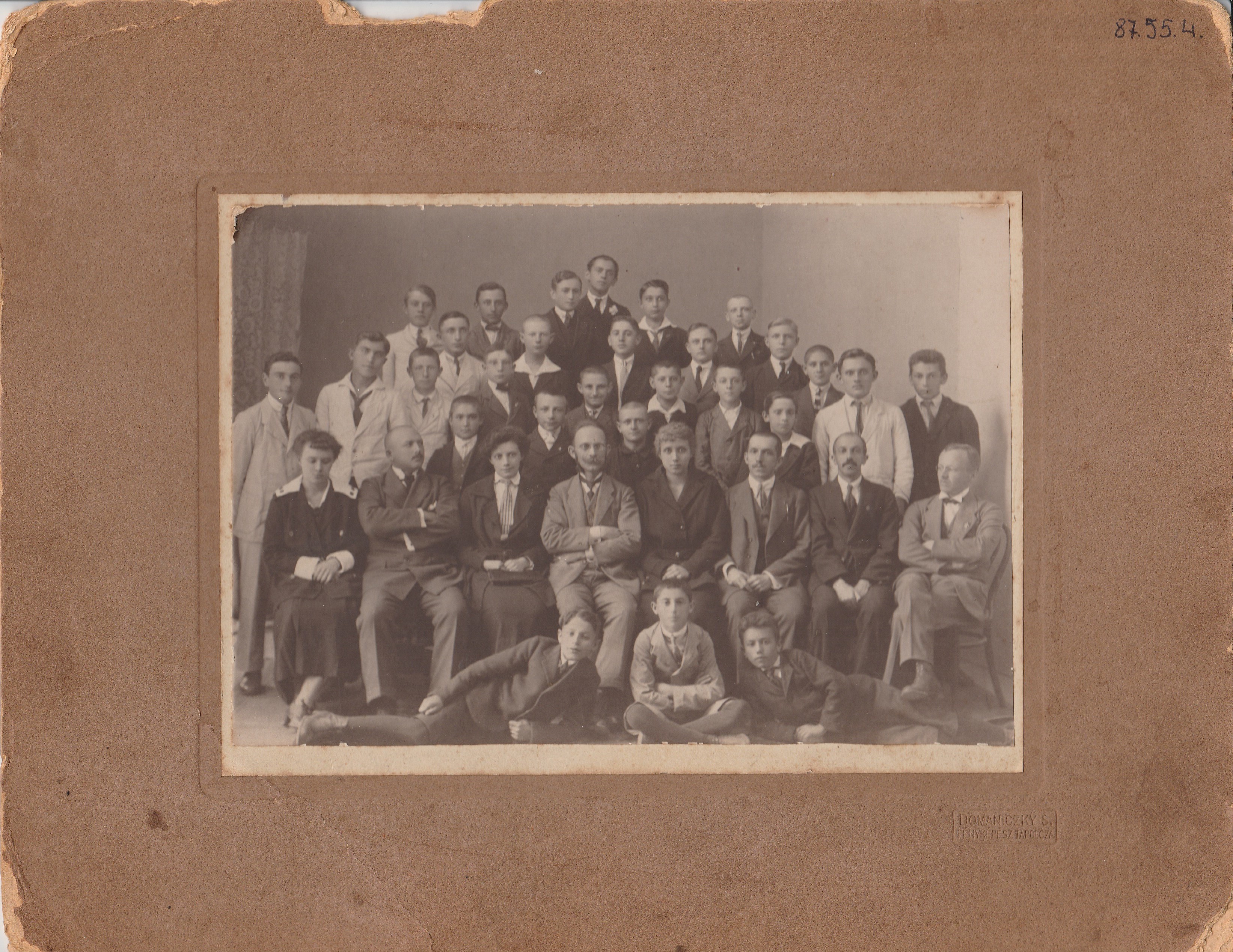 Iskolai csoportkép a tapolcai polgári fiúiskolából (Tapolcai Városi Múzeum CC BY-NC-SA)