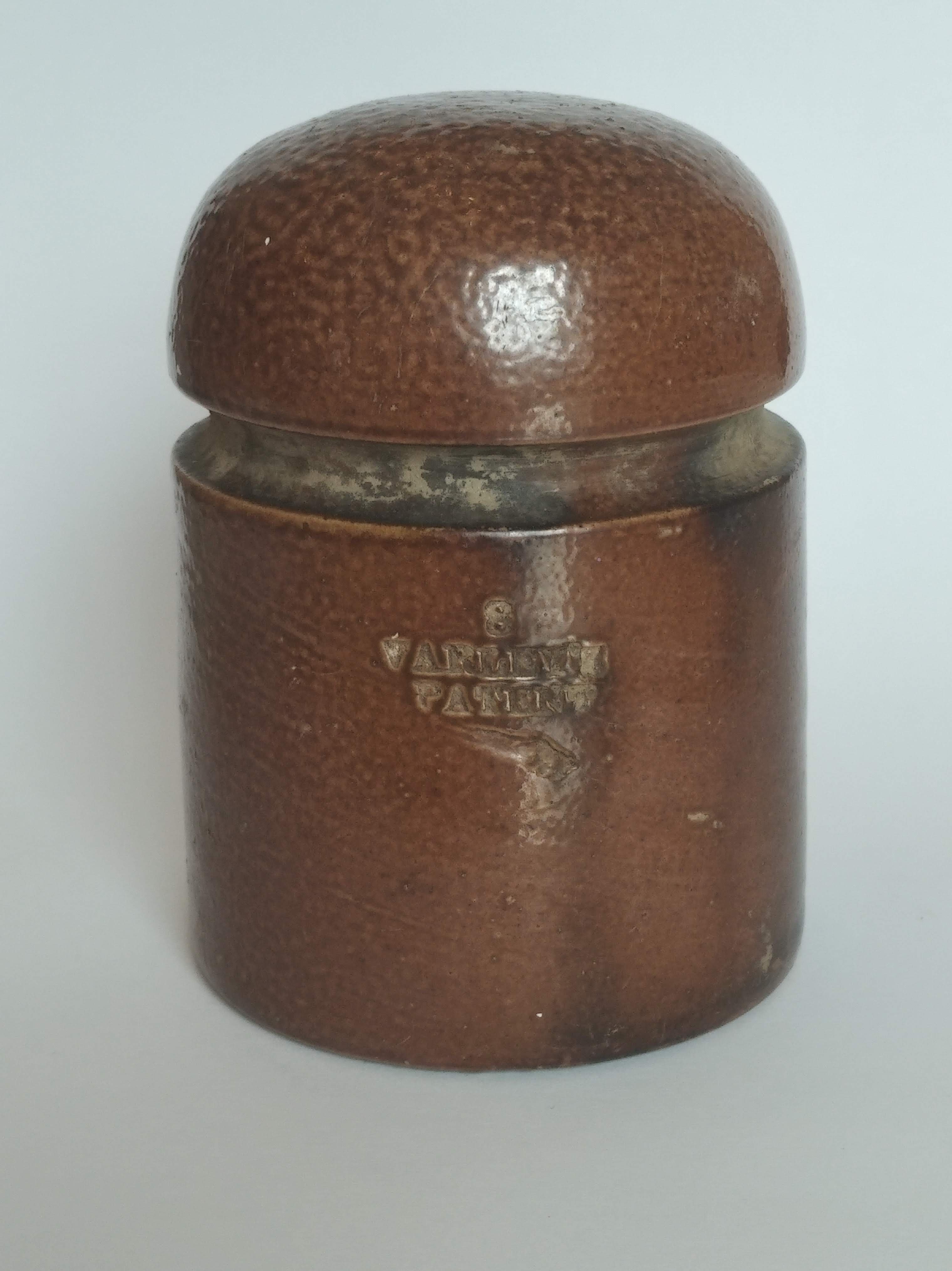 Brown Insulator with round top (Donegal Railway Heritage Center, Heike Thiele CC BY-NC-SA)