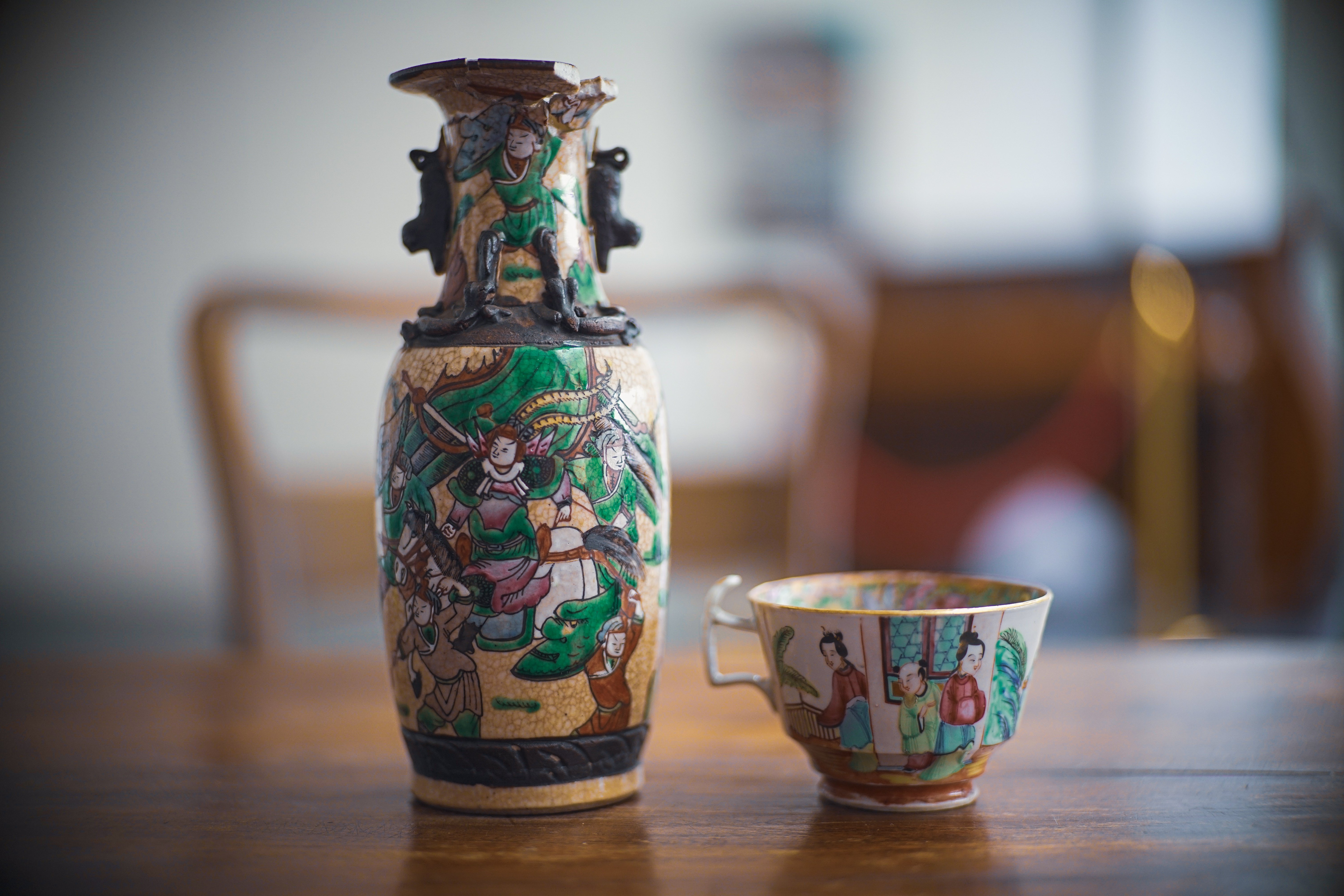 Tasse mit Figuren - China (Kulturquartier Mecklenburg-Strelitz gGmbH CC BY-NC-SA)