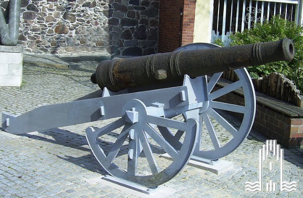 Kanonenrohr: Gewicht ca. 700 Kg, Kaliber ca. 9cm; 6 Pfünder Nach einer Geschützordnung von 1591 entspicht das einer Falk (Museum im Steintor CC BY-SA)