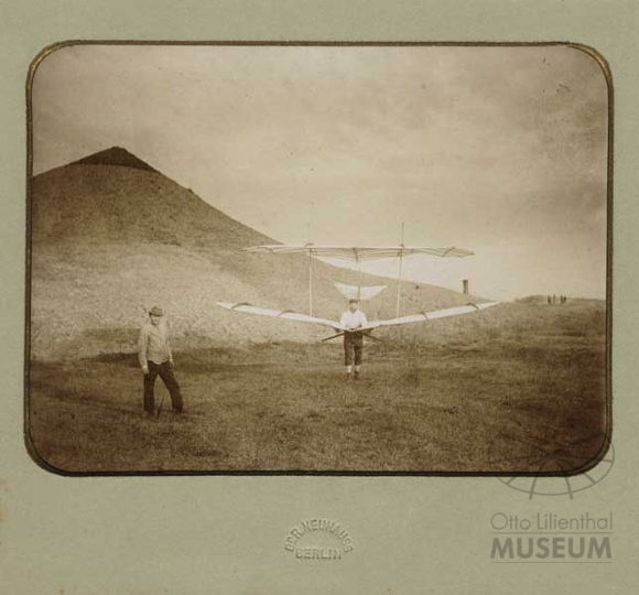 Fotografie: Otto Lilienthal im Flugapparat (F0122) (Otto-Lilienthal-Museum CC BY-NC-SA)