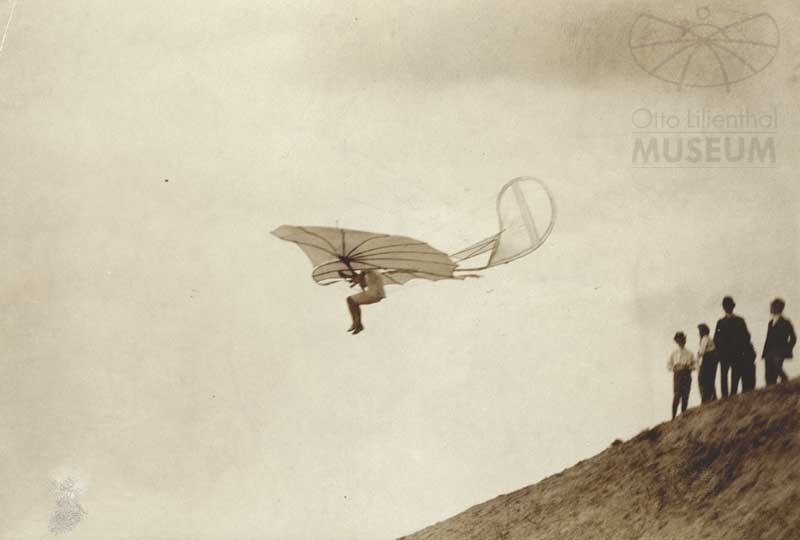 Fotografie: Otto Lilienthal im Flug (F0832) (Otto-Lilienthal-Museum CC BY-NC-SA)