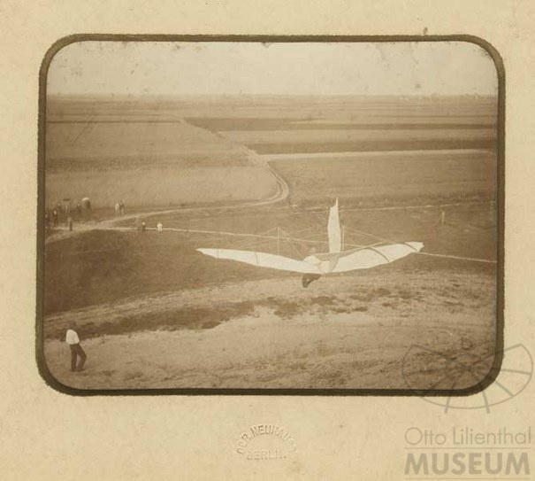 Fotografie: Otto Lilienthal im Flug (F0106) (Otto-Lilienthal-Museum CC BY-NC-SA)