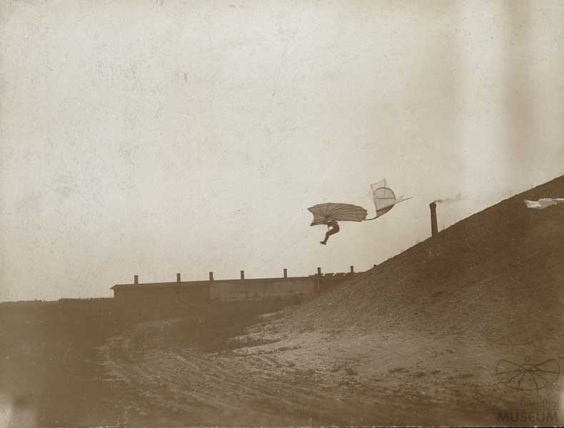 Fotografie Flugversuch Otto Lilienthals (mit vergrößertem Leitwerk) (Otto-Lilienthal-Museum CC BY-NC-SA)