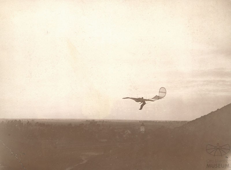 Fotografie Flug Otto Lilienthals in den Rhinower Bergen (Otto-Lilienthal-Museum CC BY-NC-SA)