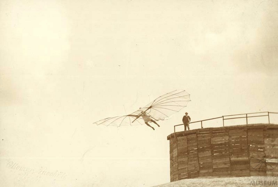 Fotografie: Flug Otto Lilienthals (Otto-Lilienthal-Museum CC BY-NC-SA)
