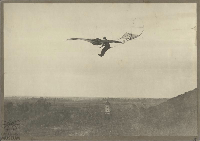 Fotografie: Otto Lilienthal mit Flugapparat "Modell 93" (Otto-Lilienthal-Museum CC BY-NC-SA)
