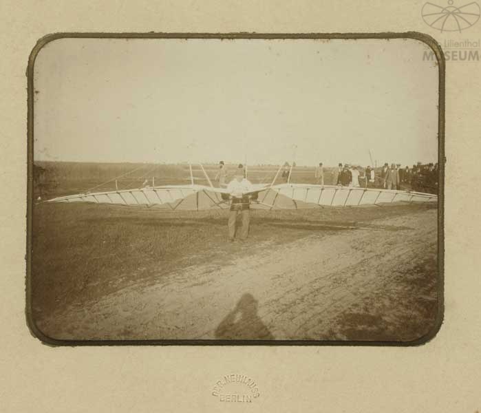 Fotografie Flugapparat Otto Lilienthals (Otto-Lilienthal-Museum CC BY-NC-SA)