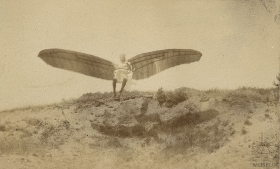 Fotografie: Flug Otto Lilienthals im "Derwitzer Apparat" (Otto-Lilienthal-Museum CC BY-NC-SA)