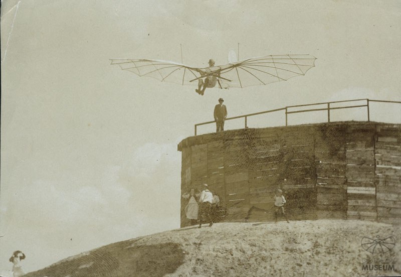 Fotografie Flugversuch Otto Lilienthals (Otto-Lilienthal-Museum CC BY-NC-SA)