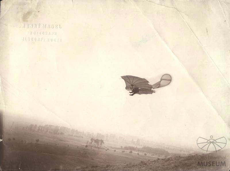 Fotografie: Otto Lilienthal mit Flugapparat 93 (Otto-Lilienthal-Museum CC BY-NC-SA)