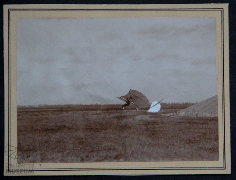Fotografie Otto Lilienthal bei der Landung (F0101) (Otto-Lilienthal-Museum CC BY-NC-SA)