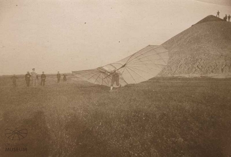 Fotografie Lilienthals bei der Landung (Otto-Lilienthal-Museum CC BY-NC-SA)
