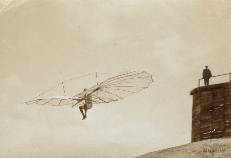 Fotografie Flugversuch Otto Lilienthals (F0831) (Otto-Lilienthal-Museum CC BY-NC-SA)
