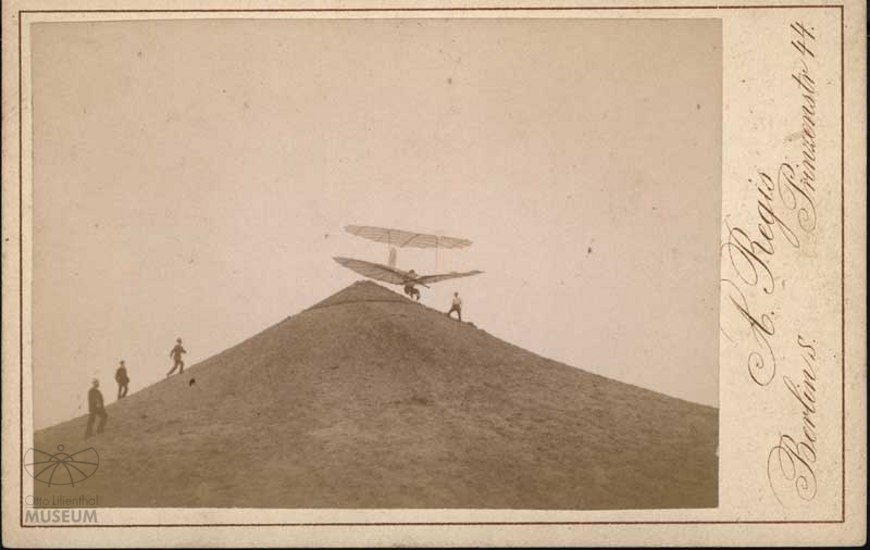 Fotografie Flugversuch Otto Lilienthals (f0810) (Otto-Lilienthal-Museum CC BY-NC-SA)