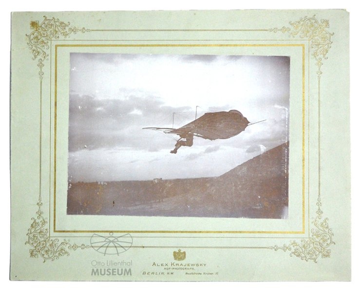 Fotografie: Otto Lilienthal im Flug (Otto-Lilienthal-Museum CC BY-NC-SA)