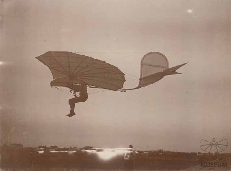 Fotografie: Flug Lilienthals (Otto-Lilienthal-Museum CC BY-NC-SA)