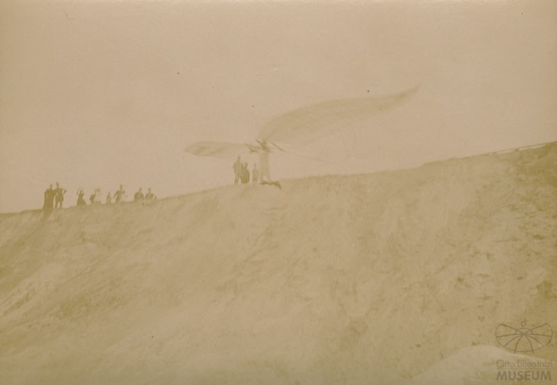 Fotografie Flugversuch Otto Lilienthals (f0022) (Otto-Lilienthal-Museum CC BY-NC-SA)
