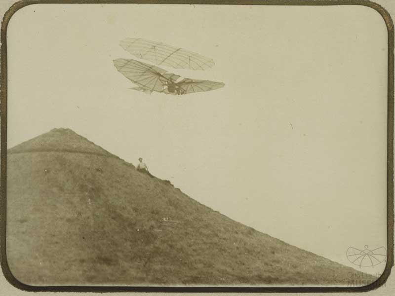 Fotografie Otto Lilienthal im Flug (f0132) (Otto-Lilienthal-Museum CC BY-NC-SA)