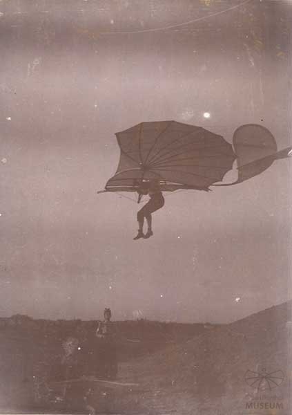Flug Otto Lilienthals mit Normalapparat (Otto-Lilienthal-Museum CC BY-NC-SA)