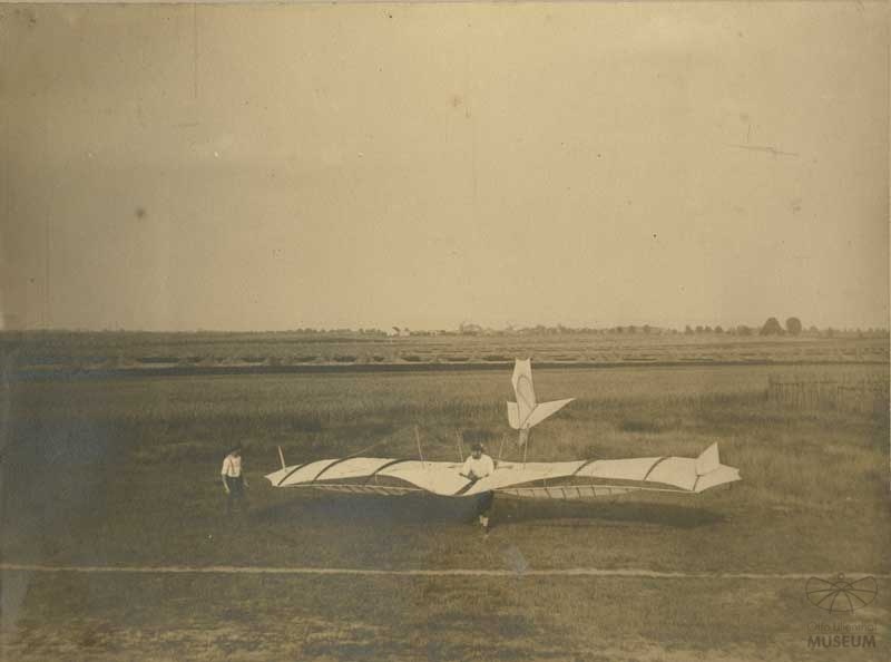 Fotografie Flugversuch Otto Lilienthals (Otto-Lilienthal-Museum CC BY-NC-SA)