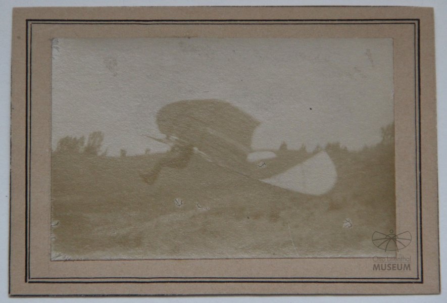 Fotografie: Otto Lilienthal im Flug (Otto-Lilienthal-Museum CC BY-NC-SA)