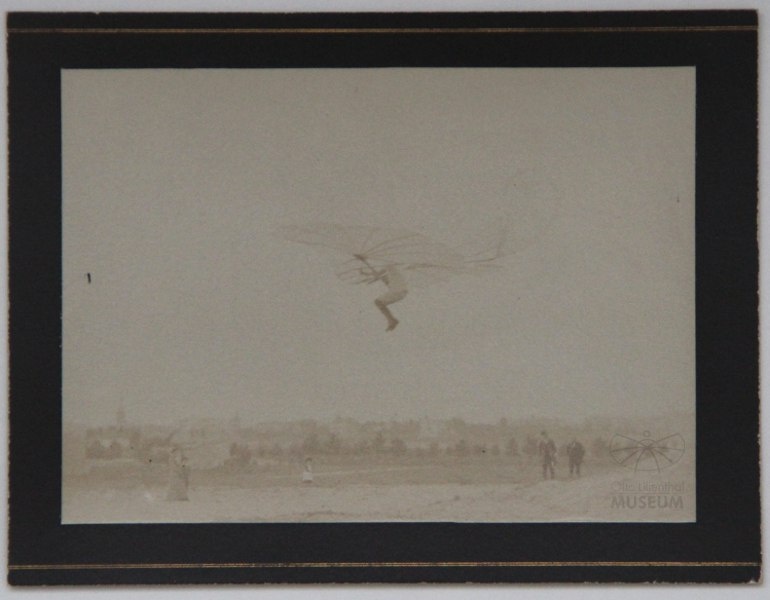 Fotografie: Flug Otto Lilienthals (Otto-Lilienthal-Museum CC BY-NC-SA)