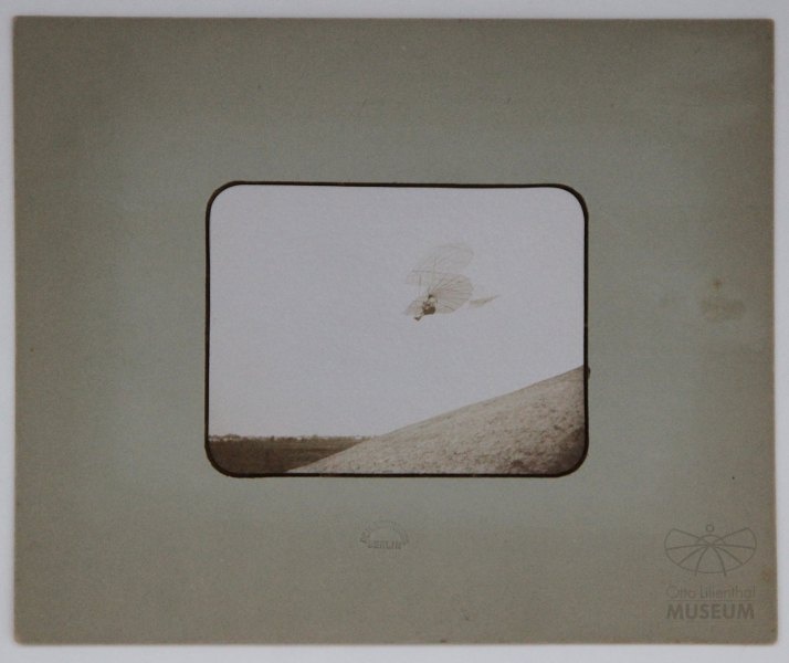 Fotografie Flug Otto Lilienthals (Otto-Lilienthal-Museum CC BY-NC-SA)