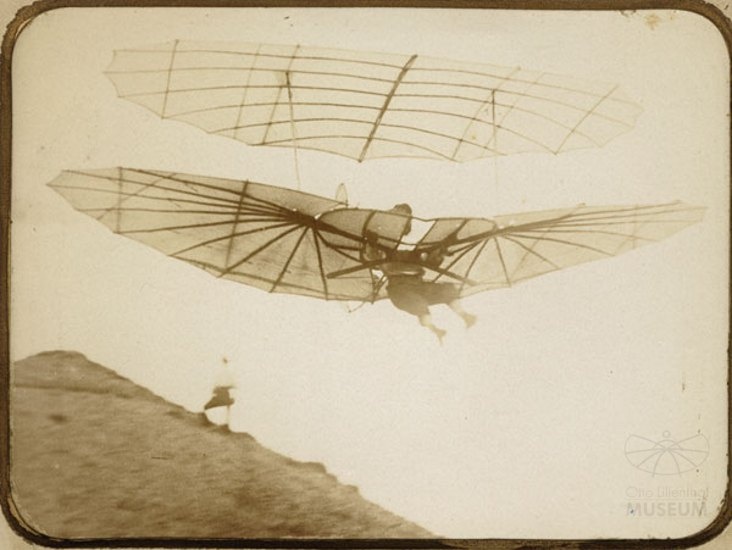 Fotografie Flugversuch Otto Lilienthals (f0029) (Otto-Lilienthal-Museum CC BY-NC-SA)