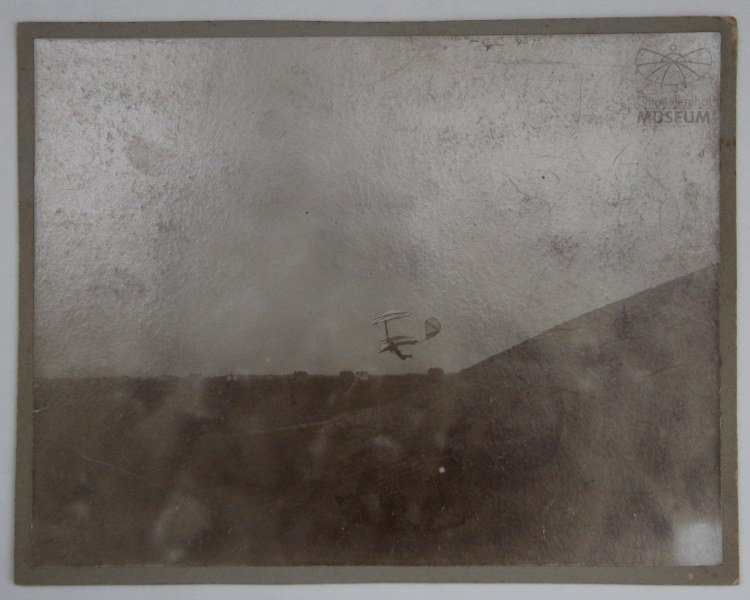 Fotografie Otto Lilienthal im Flug (f0800) (Otto-Lilienthal-Museum CC BY-NC-SA)