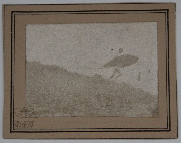 Fotografie Flugversuch Otto Lilienthals (f0020) (Otto-Lilienthal-Museum CC BY-NC-SA)