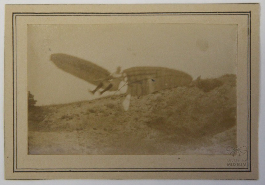 Fotografie Flugversuch Otto Lilienthals (f0812) (Otto-Lilienthal-Museum CC BY-NC-SA)