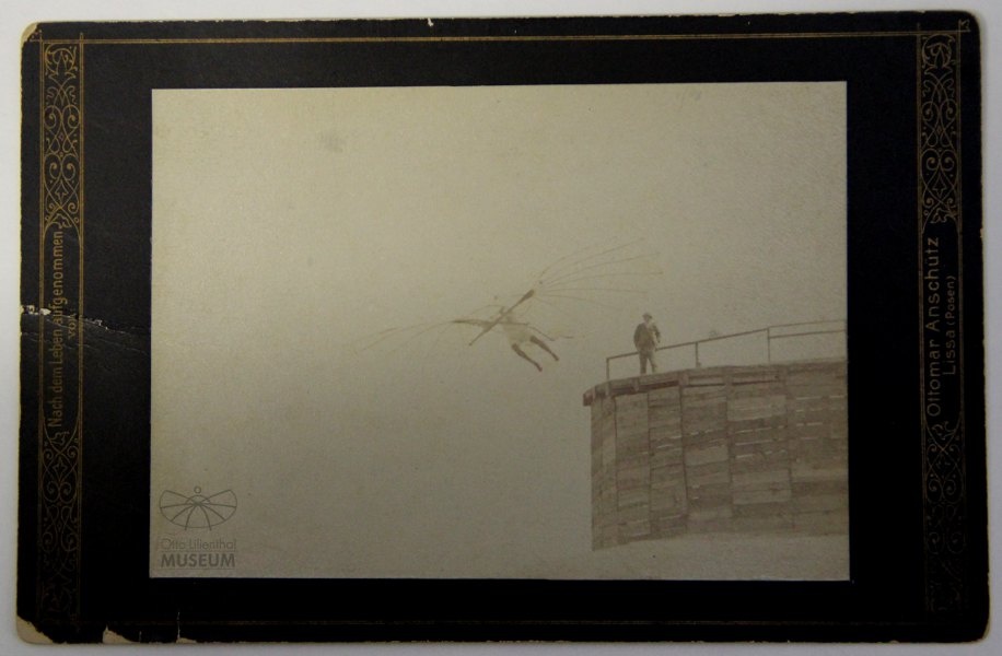Fotografie Flugversuch Otto Lilienthals (F0080) (Otto-Lilienthal-Museum CC BY-NC-SA)