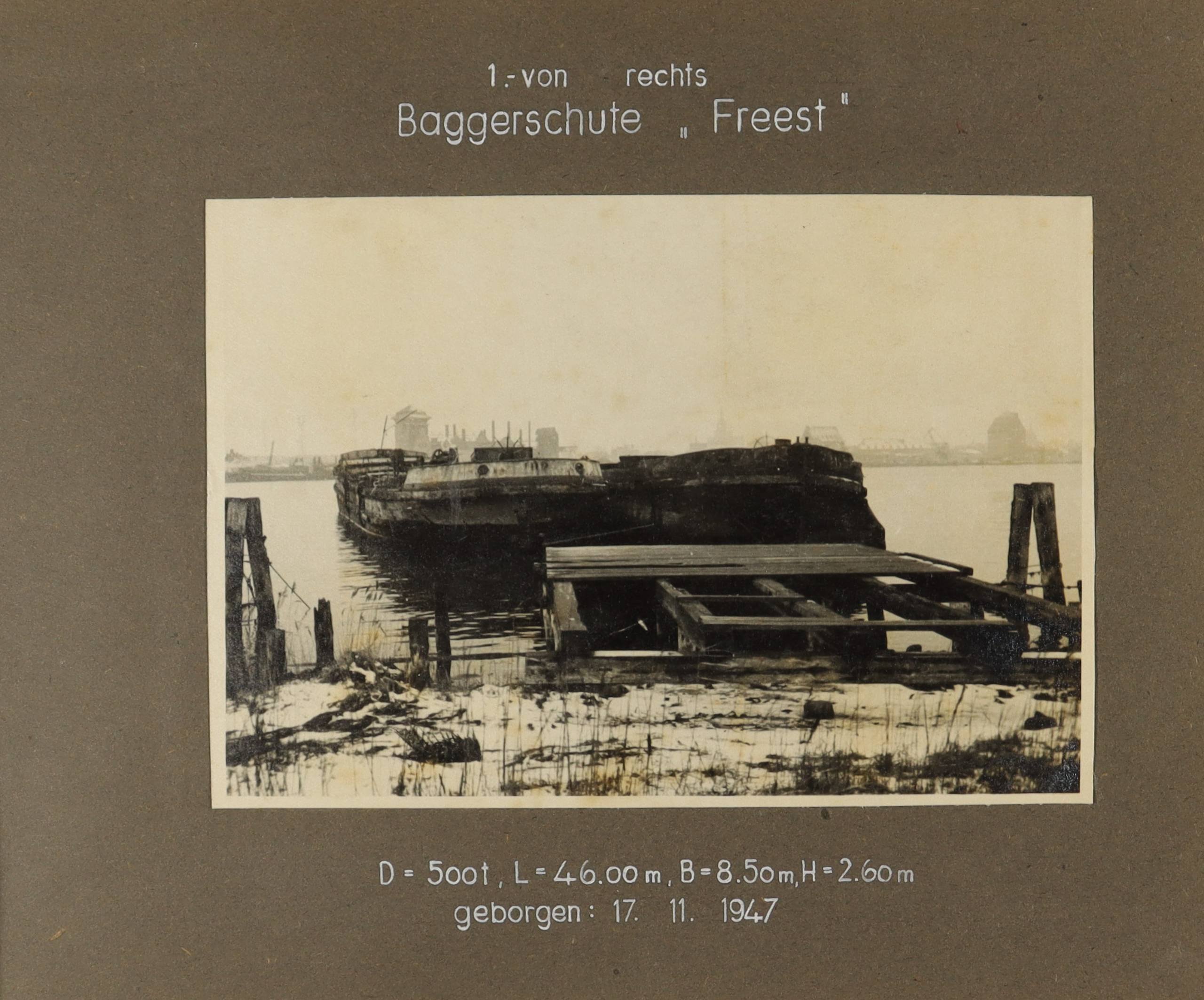 Zwei Schiffwracks, rechts die Baggerschute "Freest" (Schiffbau- und Schiffahrtsmuseum Rostock RR-F)