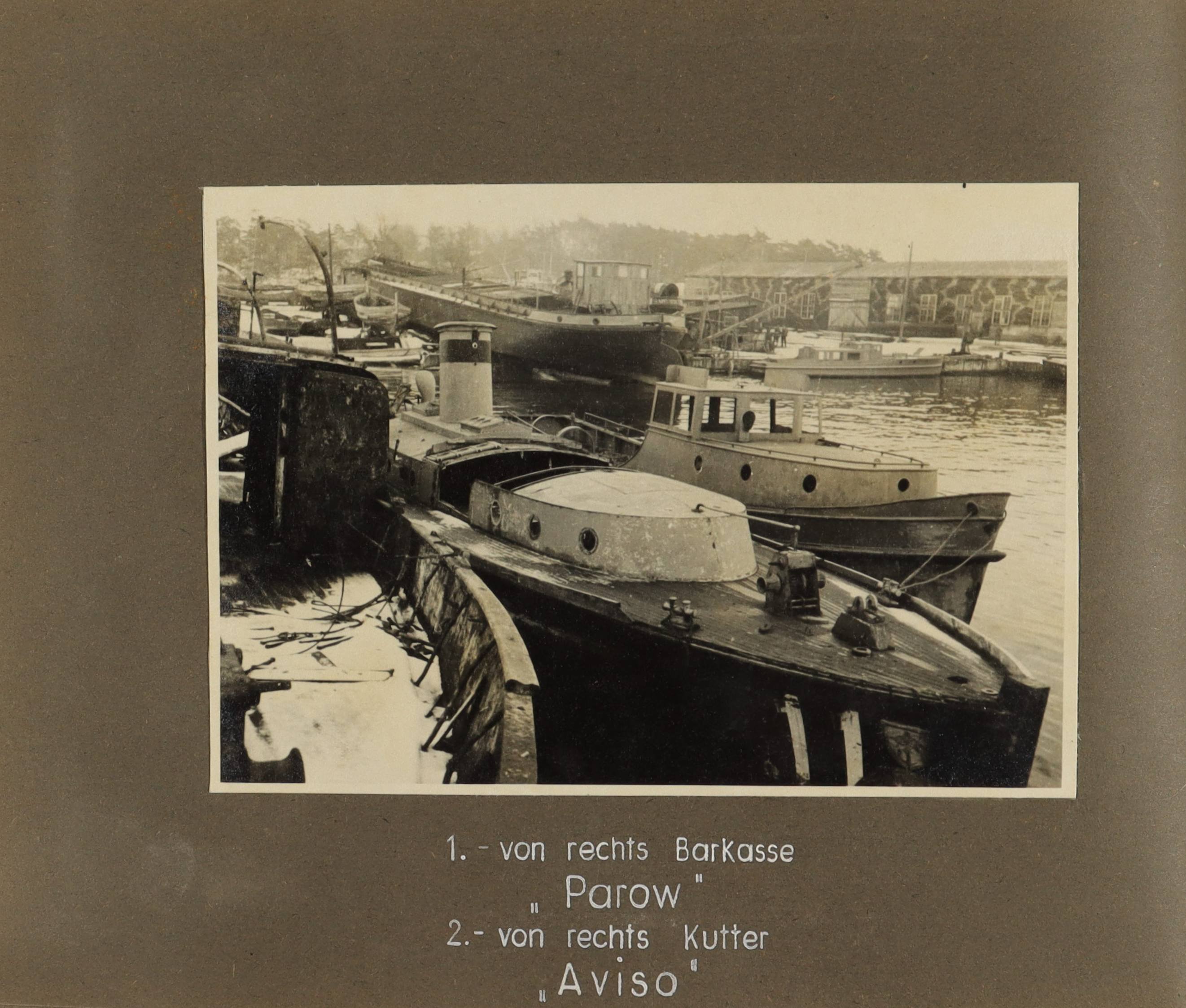 Die Barkasse "Parow" (vorne r.), der Kutter "Aviso" (vorne m.) und weitere Schiffe (Schiffbau- und Schiffahrtsmuseum Rostock RR-F)