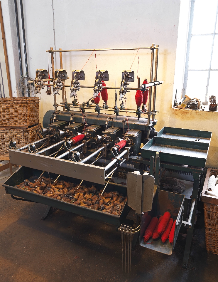 Spulmaschine (Schussspulmaschine, Schlauchkopsspulmaschine) (Tuchmacher Museum Bramsche CC BY-NC-SA)