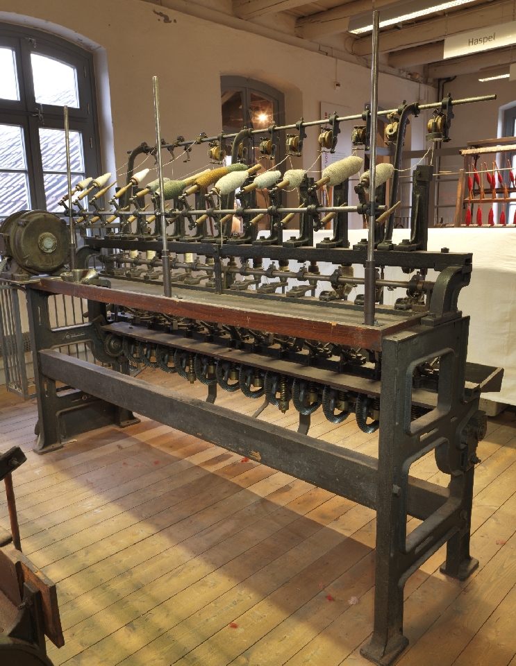 Spulmaschine (Schussspulmaschine, Schlauchkopsspulmaschine) (Tuchmacher Museum Bramsche CC BY-NC-SA)
