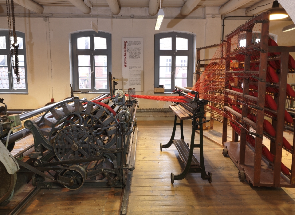 Schärgatter einer Kettschäranlage (Spulengatter) (Tuchmacher Museum Bramsche CC BY-NC-SA)