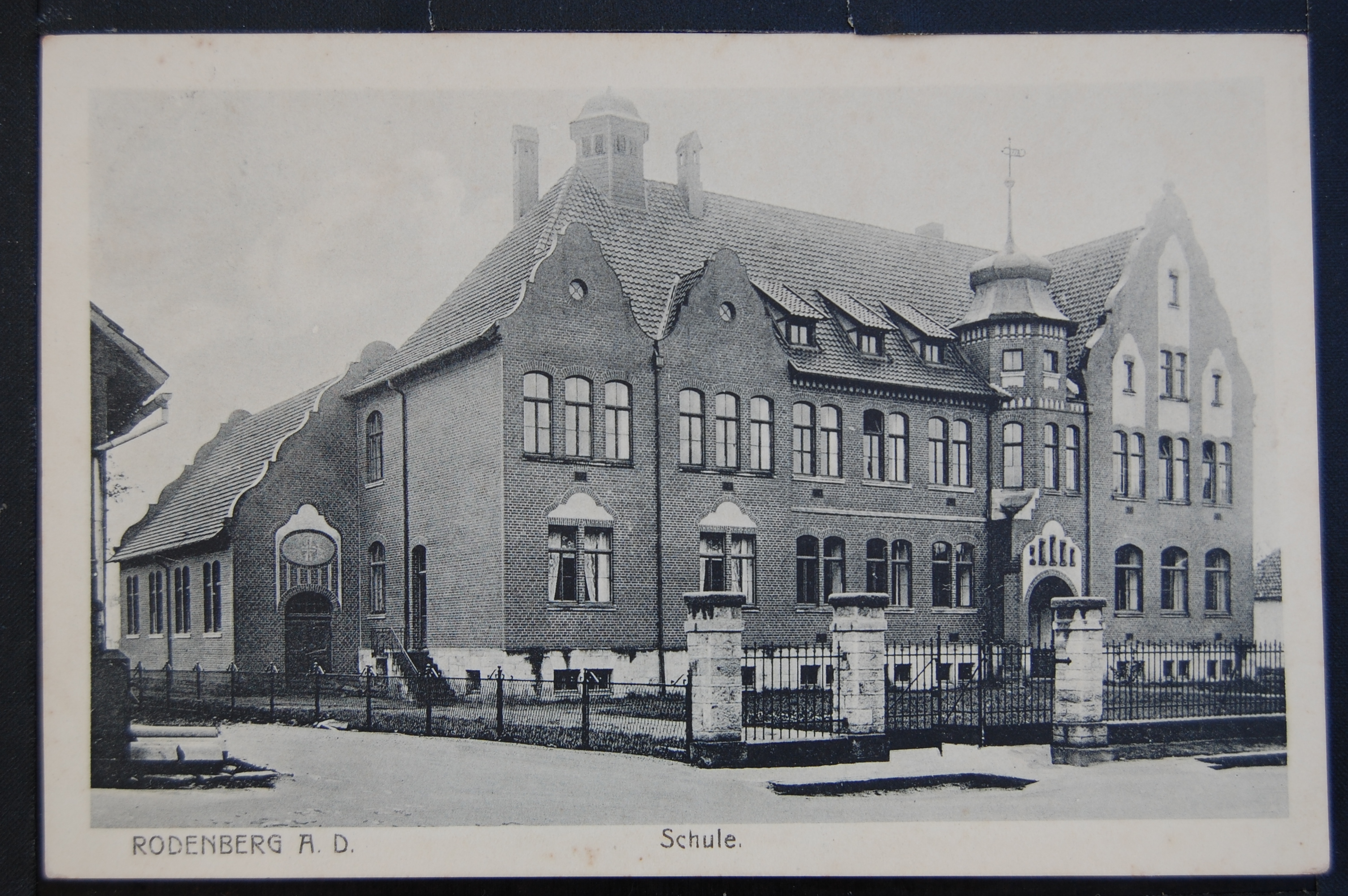 Ansichtskarte, Aufdruck "RODENBERG Schule" in der Langen Straße 1915 (Museumslandschaft Amt Rodenberg e.V. CC BY-NC-SA)