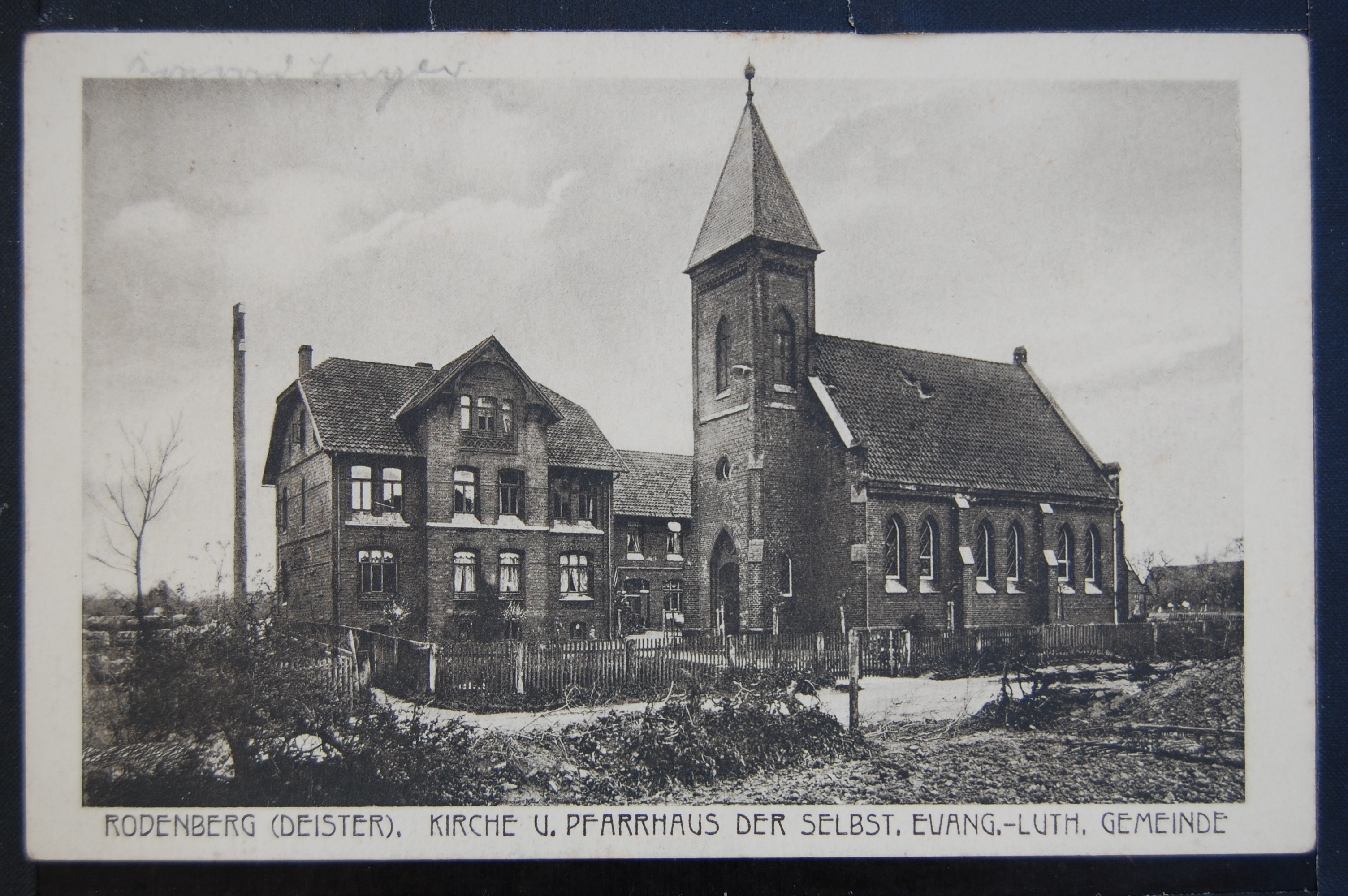 AK Rodenberg, Kirche u. Pfarrhaus der Selbst. Ev. Kirche 1919 (Museumslandschaft Amt Rodenberg e.V. CC BY-NC-SA)