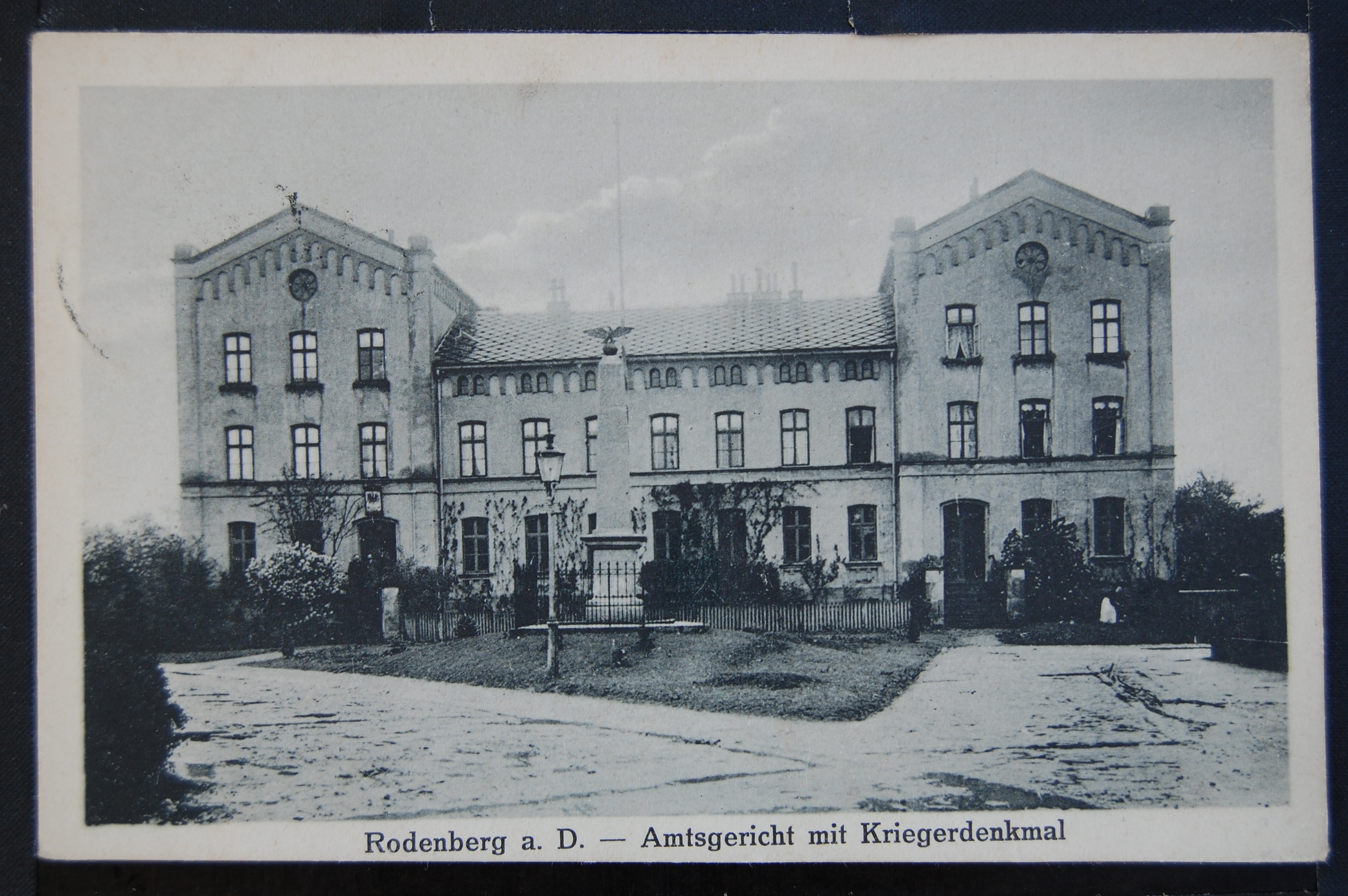 AK Rodenberg, Amtsgericht mit Kriegerdenkmal, Schwarz Weiß Foto (Museumslandschaft Amt Rodenberg e.V. CC BY-NC-SA)