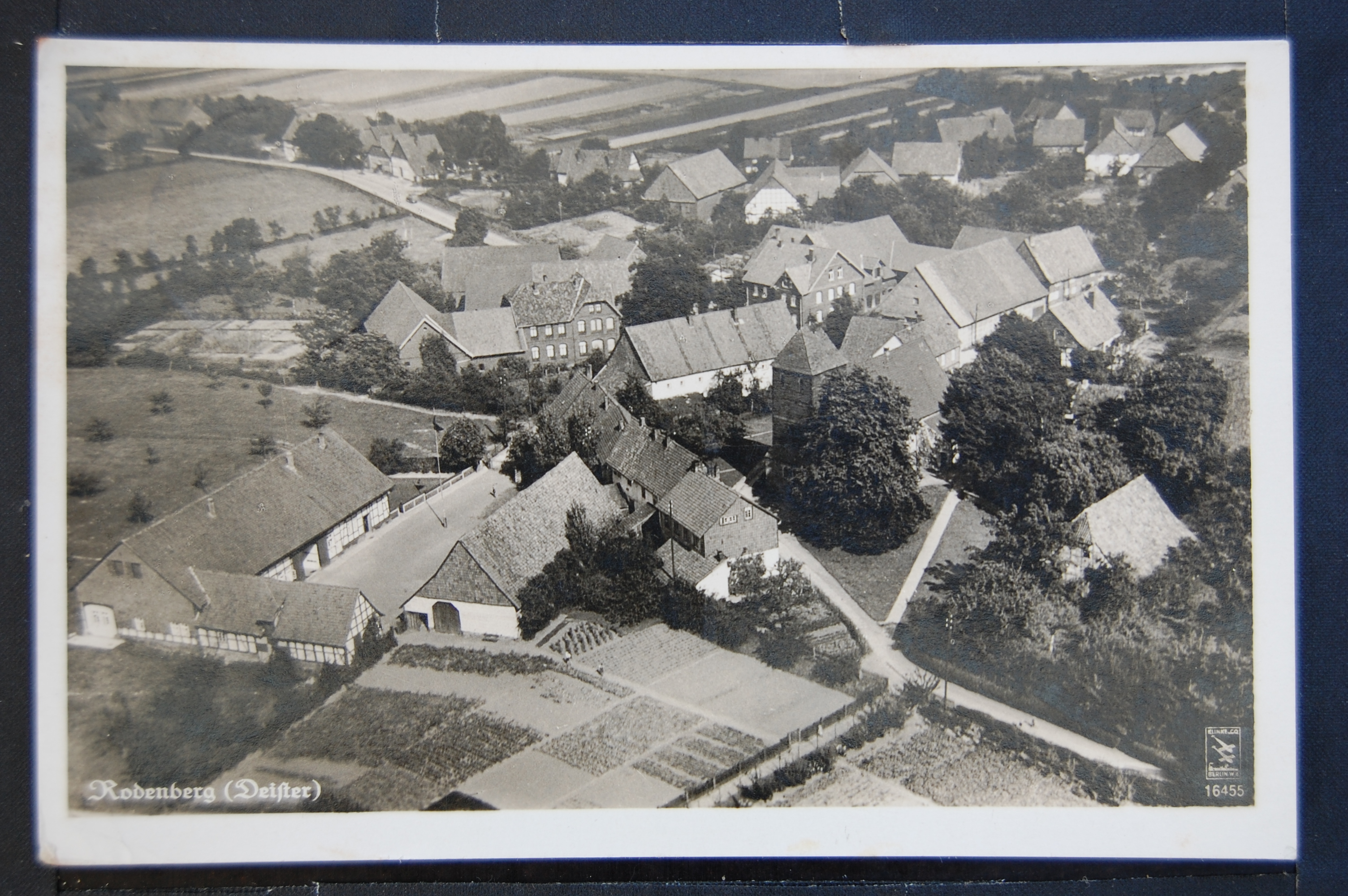 AK Rodenberg, Luftbild von "Grove" mit Ev. Kirche 1942 (Museumslandschaft Amt Rodenberg e.V. CC BY-NC-SA)