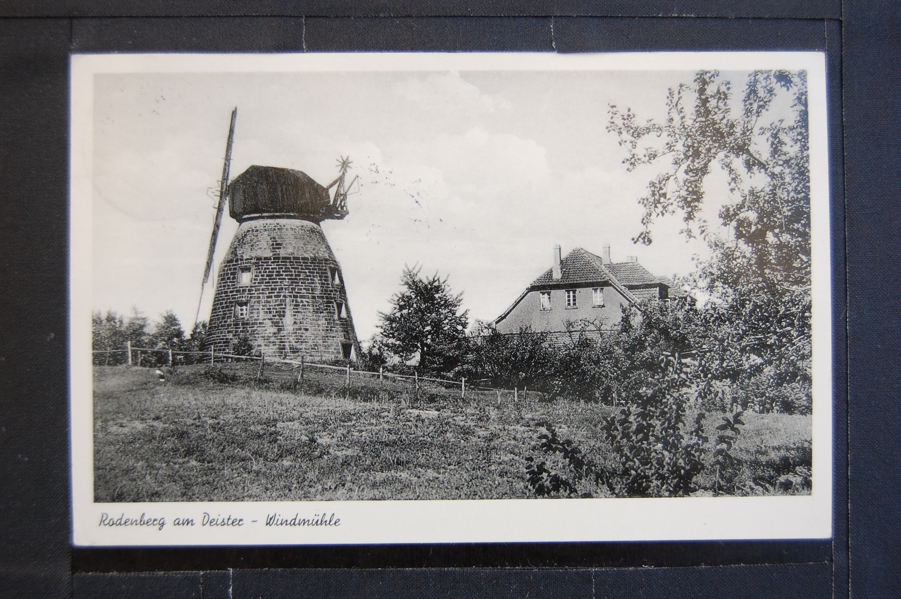 AK Rodenberg, Windmühle 1955 (Museumslandschaft Amt Rodenberg e.V. CC BY-NC-SA)