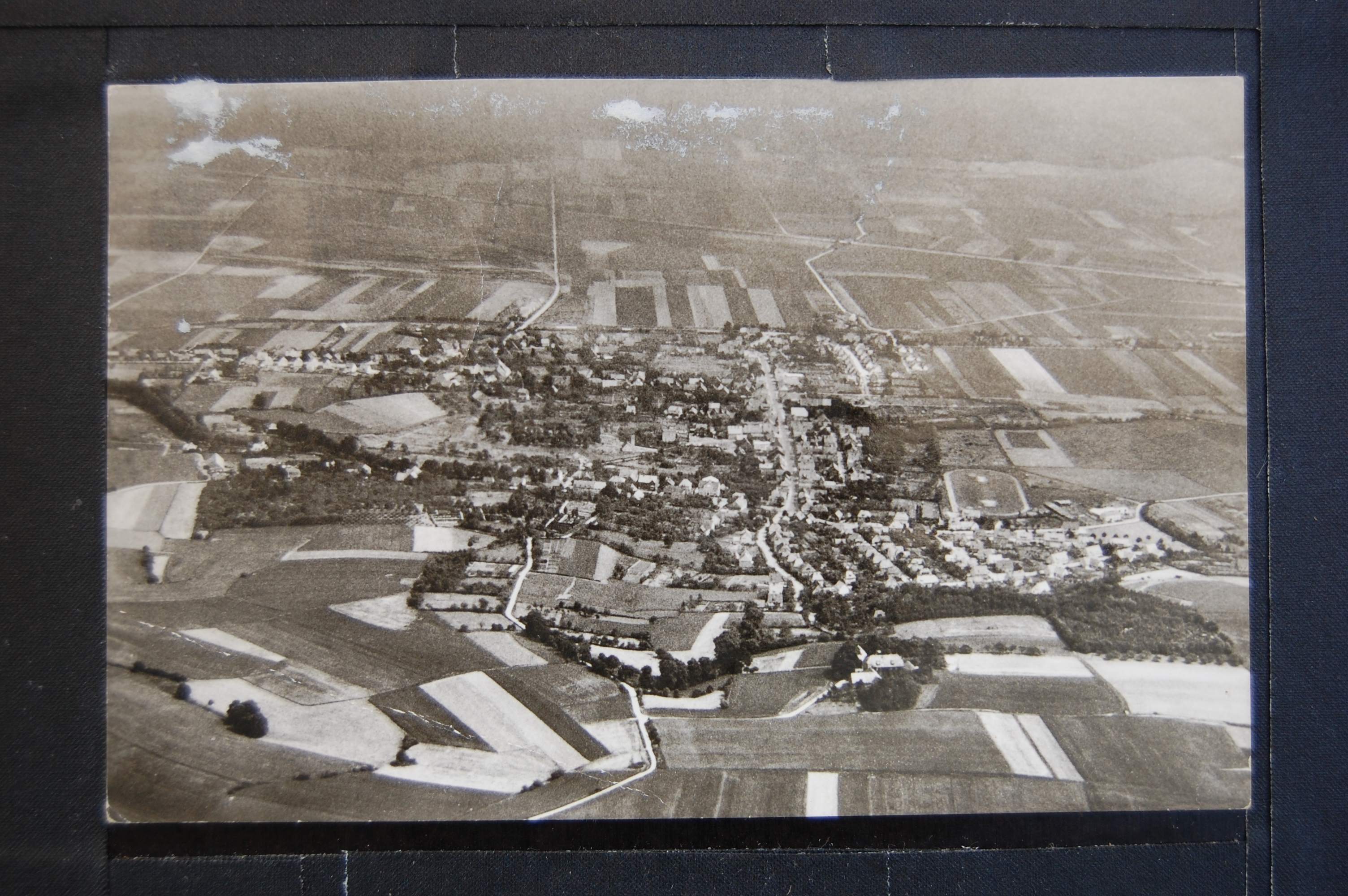 AK Rodenberg, Luftbild auf Rodenberg 1949? (Museumslandschaft Amt Rodenberg e.V. CC BY-NC-SA)