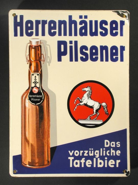 Werbeschild "Herrenhäuser Pilsener" (Historisches Museum Hannover CC BY-NC-SA)