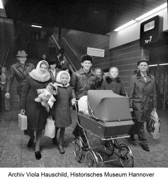 Ankunft der Familie Penner am Hauptbahnhof Hannover (Archiv Viola Hauschild, Historisches Museum Hannover CC BY-NC-SA)