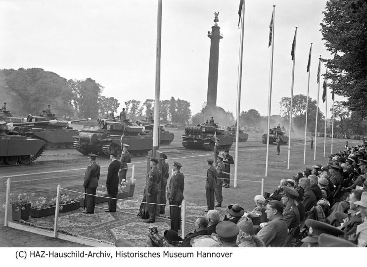Britische Königsparade, Vorbeifahrt der Panzertruppe (HAZ-Hauschild-Archiv, Historisches Museum Hannover CC BY-NC-SA)