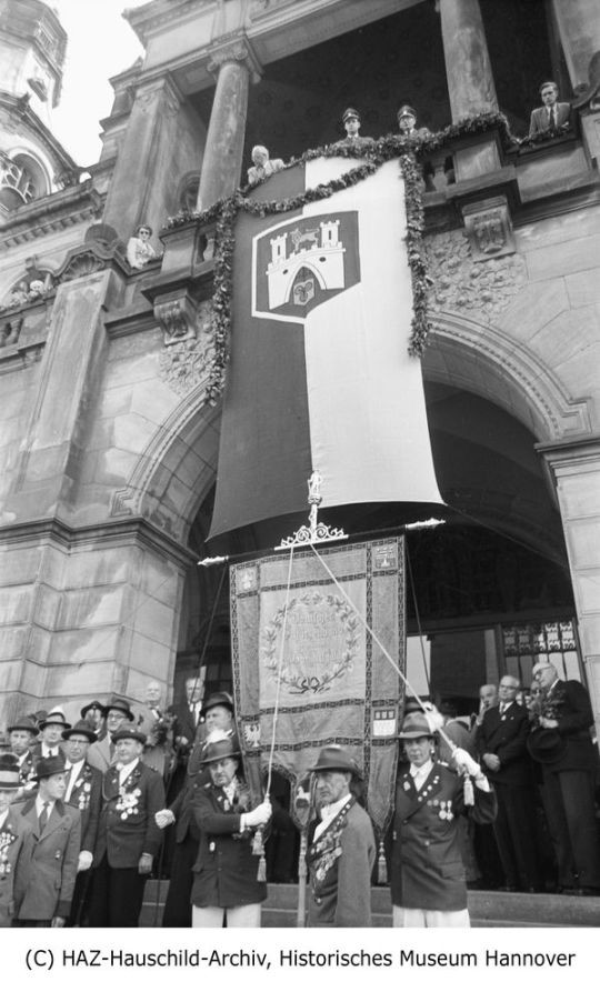 Das Traditionsbanner des DSB von 1861 wird zum Schützenumzug aus dem Neuen Rathaus getragen (HAZ-Hauschild-Archiv, Historisches Museum Hannover CC BY-NC-SA)